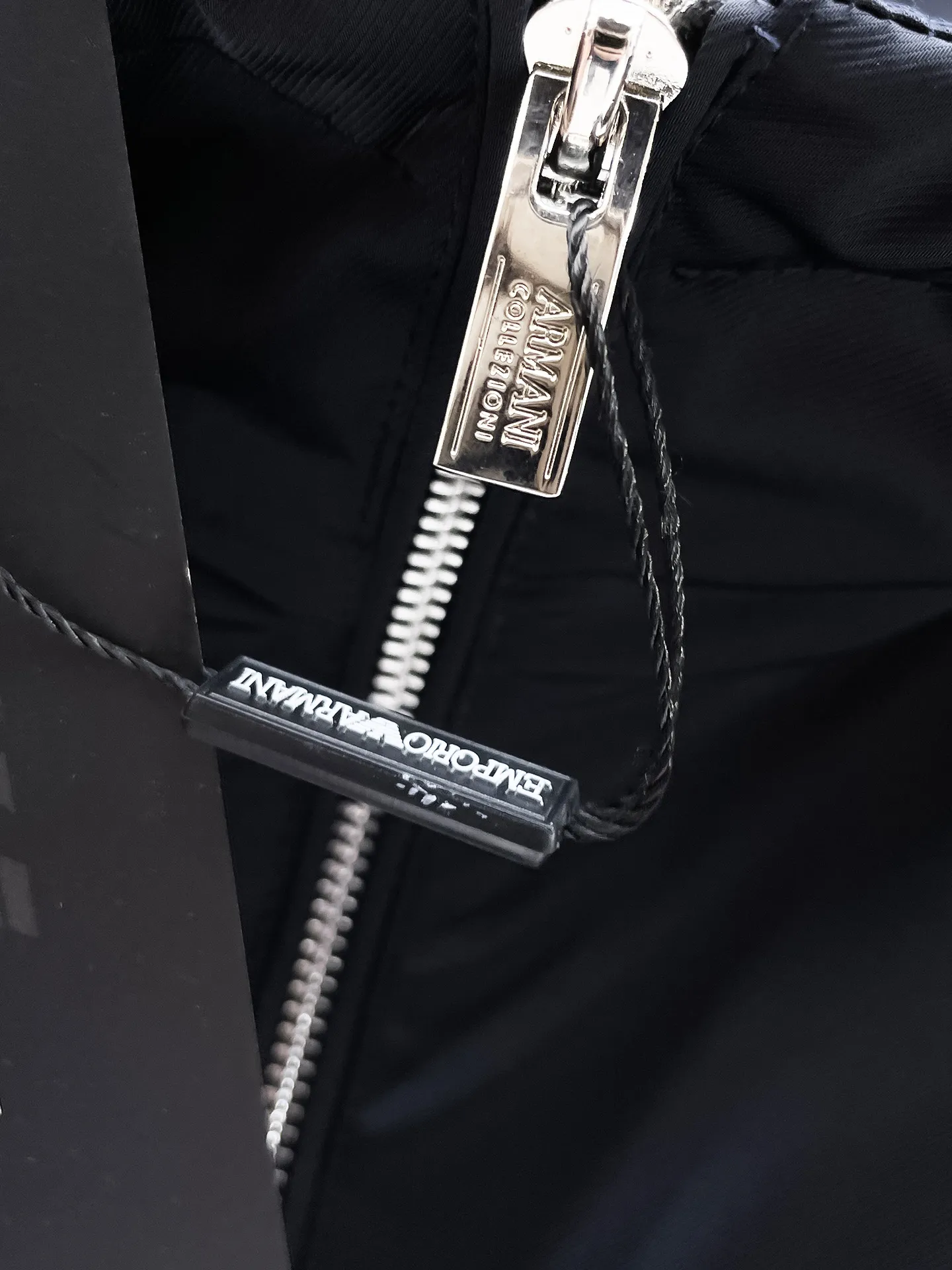 Armani official website Same Style, complete with three labels, on sale in advance! 2026 Autumn and Winter New Arrival men's jacket, Original three-label premium version! The custom-made fabric Breathable in the counter has high comfort, impeccable details, and brand element design concept, reflecting high quality. It feels delicate and soft! It presents a casual cut and the upper body shape is great! Sizes: M～3XL